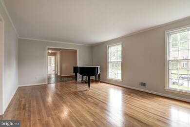 8100 Horseshoe Ln, Potomac, MD 20854 - photo 3