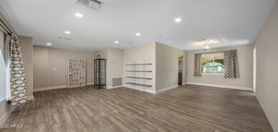 1819 E Cornell Dr16