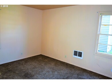 910 E 13th St, the Dalles, OR 97058 - photo 2