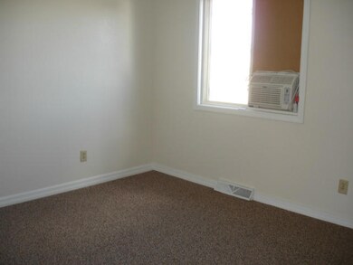 Upstairs Bedroom<|><|>