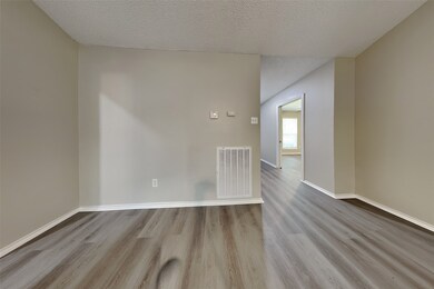 15 S Drifting Leaf Ct, Spring, TX 77380 - photo 3