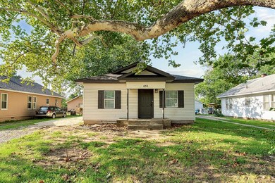 Bungalow featuring a front lawn