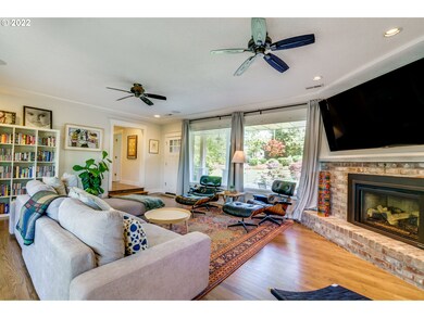 Living Room/Entrance