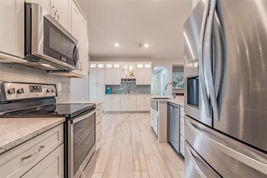 Updated kitchen with quartz counters, farmhouse si