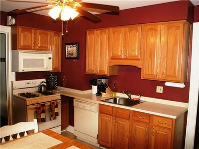 Kitchen Plenty of cabinet space!