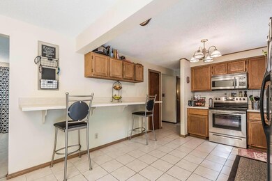 2855 Southridge Dr - Kitchen