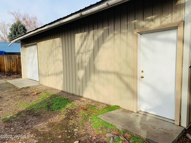 Shop or Garage Near Photo