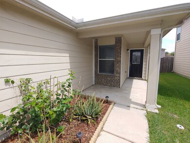 Front to welcome your friends and family with a nice garden view!