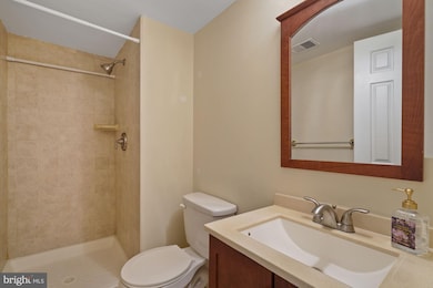 822 Bashford Ln, Alexandria, VA 22314 - photo 5