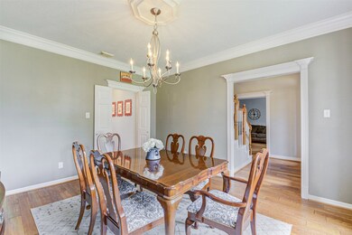 Dining room unite the kitchen and entrance with th