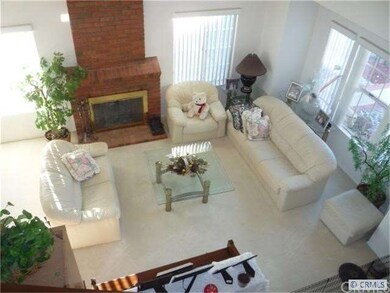 Spacious Living room with vaulted ceilings and nic