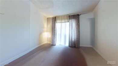 1569 Defurnished living room