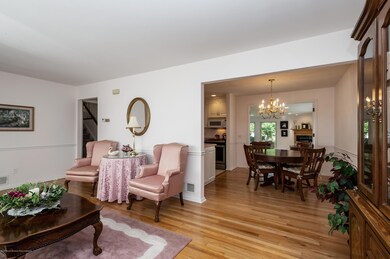 04_131CrestviewDr_10001_LivingRoom_HiRes