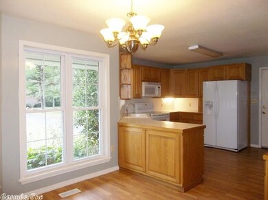 Big Eat in Kitchen w/Oak Cabinets & New Stove!