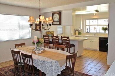 Open floorplan in the dining room and kitchen with