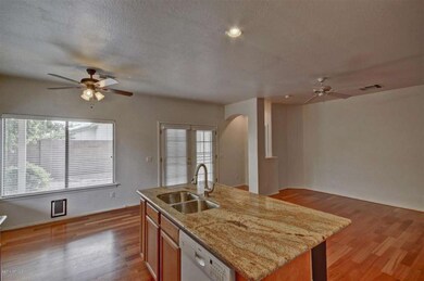 kitchen,dining,family room