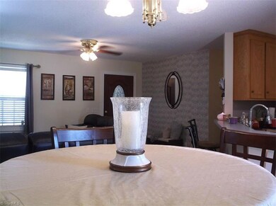 409 Thomas St, Reidsville, NC 27320 - photo 3