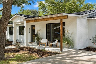 704 N Edison St, Fredericksburg, TX 78624 - photo 4