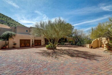 Beautiful entrance with motor court