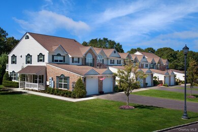 122 Pineview Ln unit 122, Coram, NY 11727 - photo 2