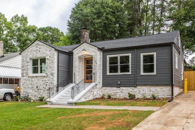 FEATURES 3 BEDROOMS & 2 FULL BATHROOMS