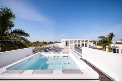 Rooftop jacuzzi 
