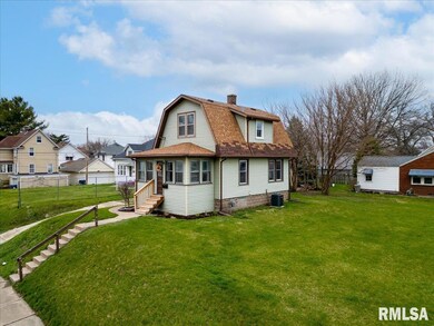 910 W Pleasant St, Davenport, IA 52804 - photo 2