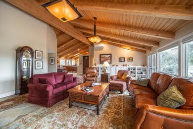 8-55625GatehouseLn_Greatroom2