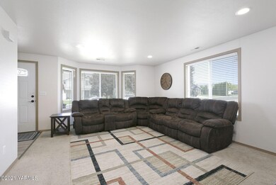 Entry/Livingroom