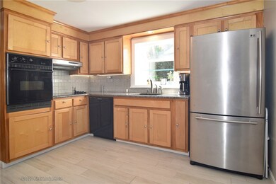 25 Maplewood Orchard Dr, Greenville, RI 02828 - photo 4