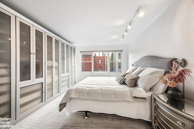 150 E 61st St unit 5F, New York, NY 10065 - photo 6