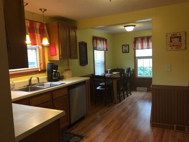 Very Spacious with casual dining area, snack bar a