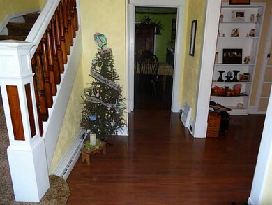 Entry/Foyer. Hardwood Floors