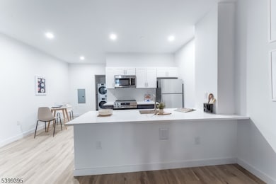 10 Commerce Ct unit 2F, Newark, NJ 07102 - photo 2