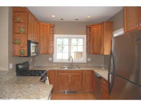 Granite counters/breakfast bar