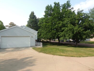 Double Garage & Spacious Driveway