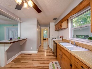 Kitchen opens op to bonus room with separate entrance. Walk in pantry for extra storage.