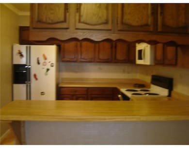 Kitchen. LOTS OF CABINETS PROVIDE PLENTY OF STORAG