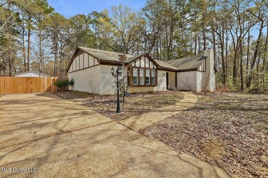 04-100 E Lake Dr