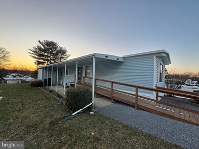 923 Kelly Dr, Mount Wolf, PA 17347 - photo 2