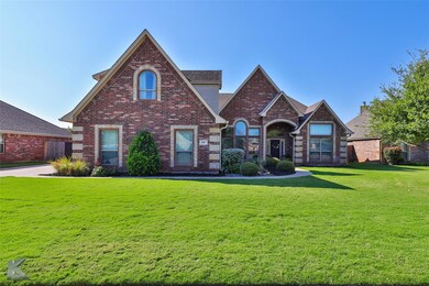 View of front facade featuring a front yard