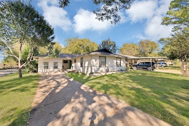 View of front facade with a front lawn and driveway