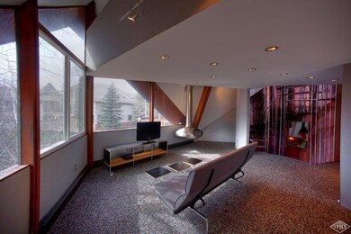 Living room. Yes, thats a working wood