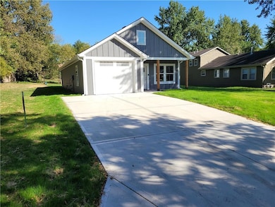 1715 S Hardy Ave, Independence, MO 64052 - photo 2