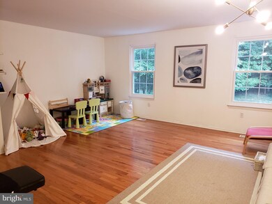 8962 Astongale Ct, Springfield, VA 22152 - photo 5