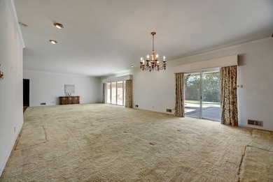 Formal living/dining rooms