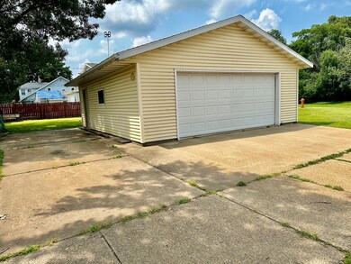 115 Hilbert St, Winona, MN 55987 - photo 2