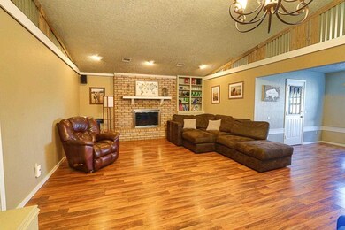 706 Robin Dr, Cushing, OK 74023 - photo 5