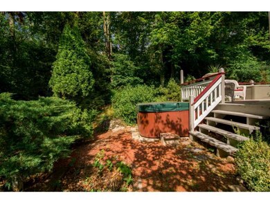 Swimming Pool/Hot Tub/Sauna. Hot tub off deck