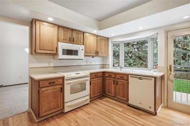 Kitchen w/oak cabinets, 